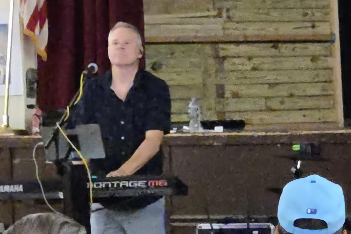 Summer Breeze Keyboard Player